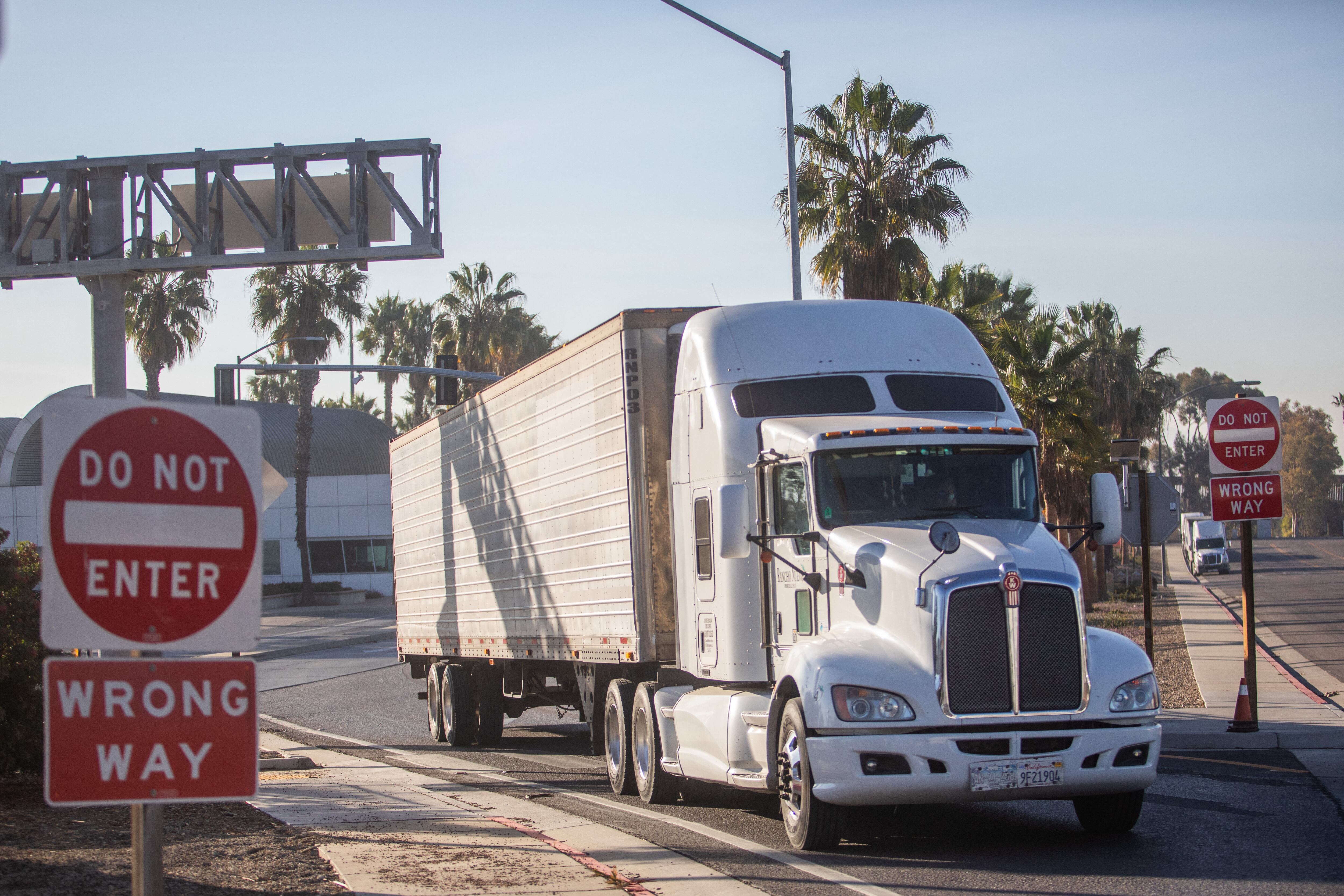 Un camión ingresa a EE.UU. por un puesto fronterizo en San Diego, California