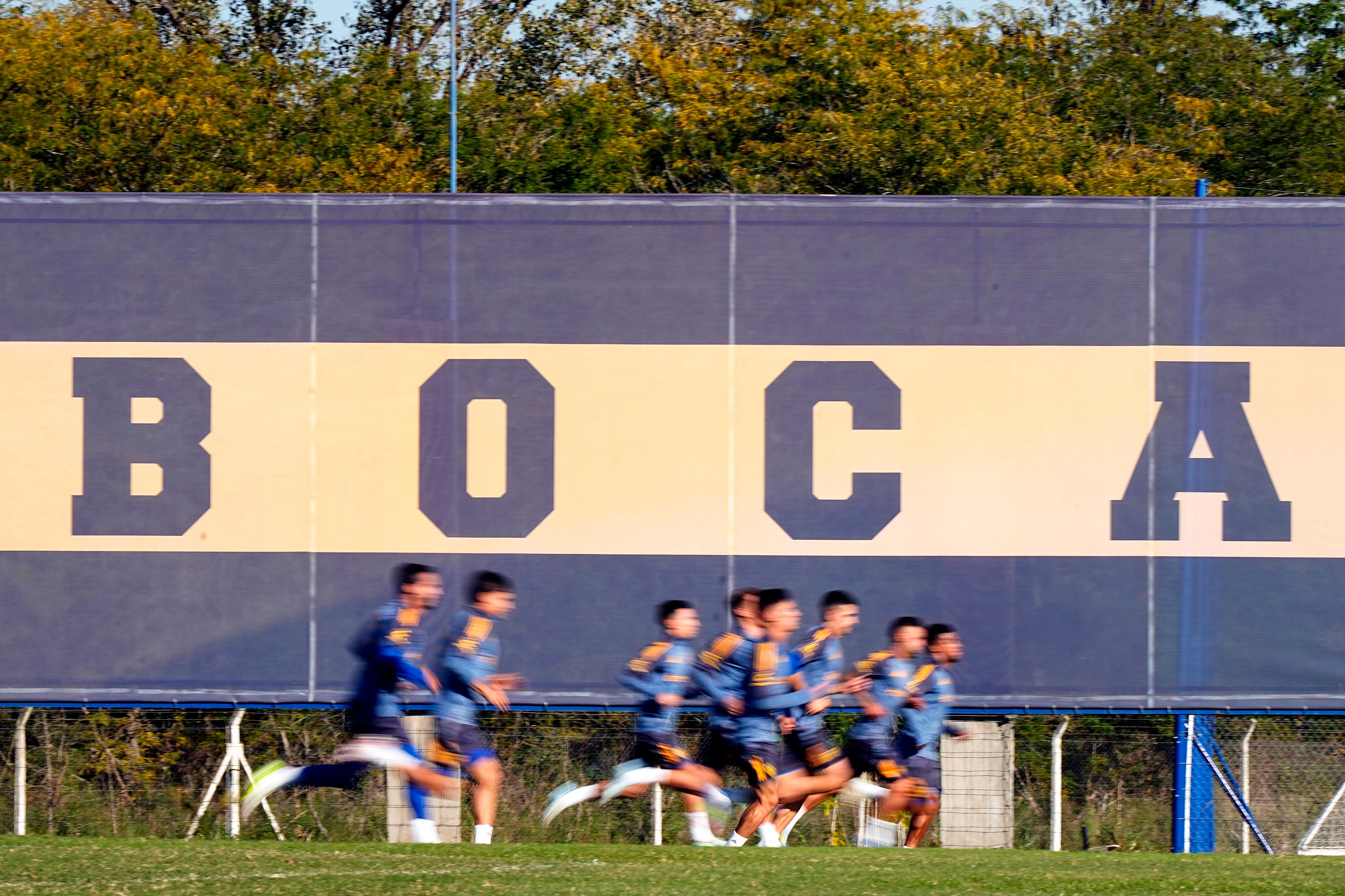 Los jugadores de Boca corren en Ezeiza