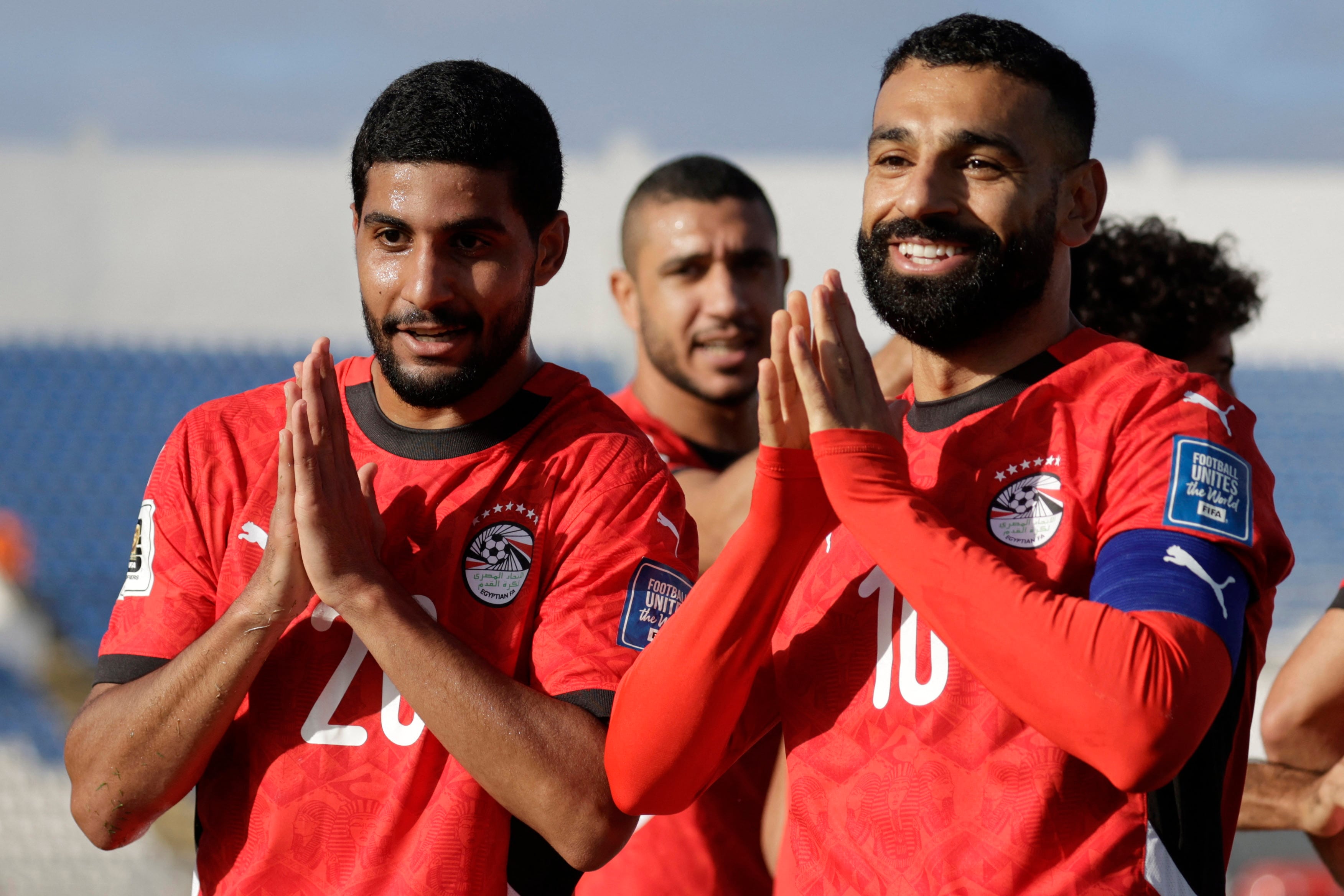 Salah festeja junto a Ibrahim Adel, autor del primer gol.