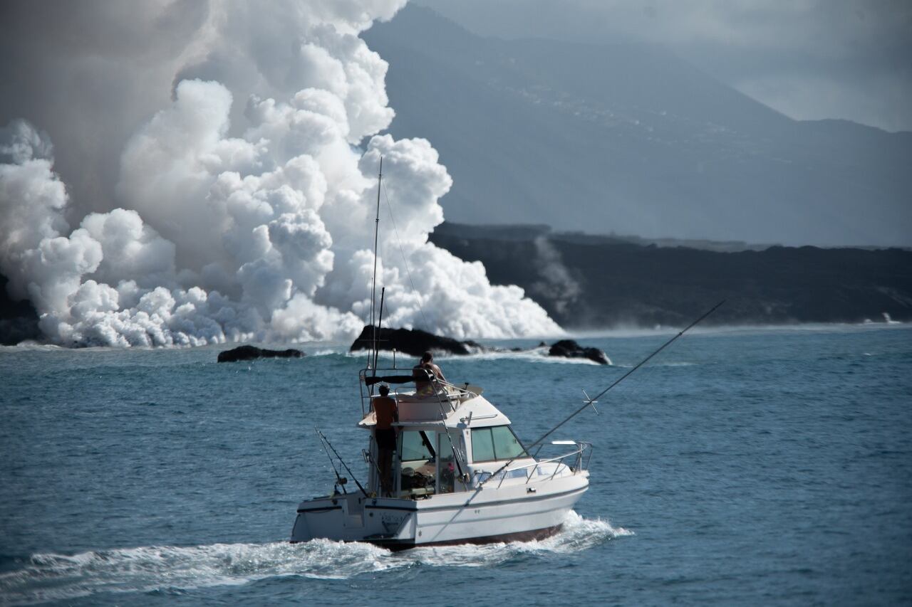 Las cenizas volcánicas obligaron a cerrar el aeropuerto de Santa Cruz de la Palma, con lo cual se debió recurrir a los ferrys para unir La Palma con Tenerife.
