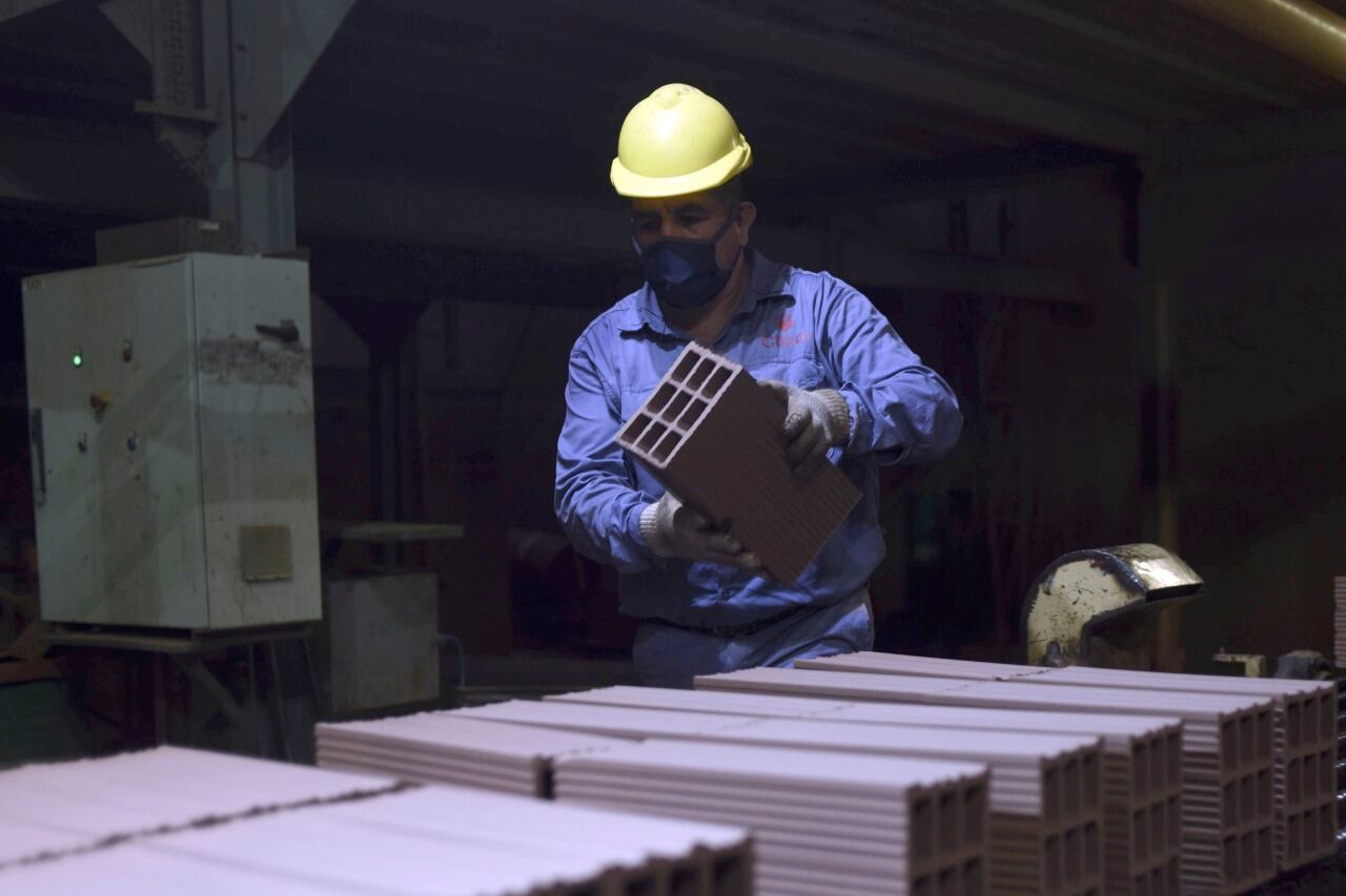 En mayo solo el 40 por ciento de las fábricas operó con normalidad.