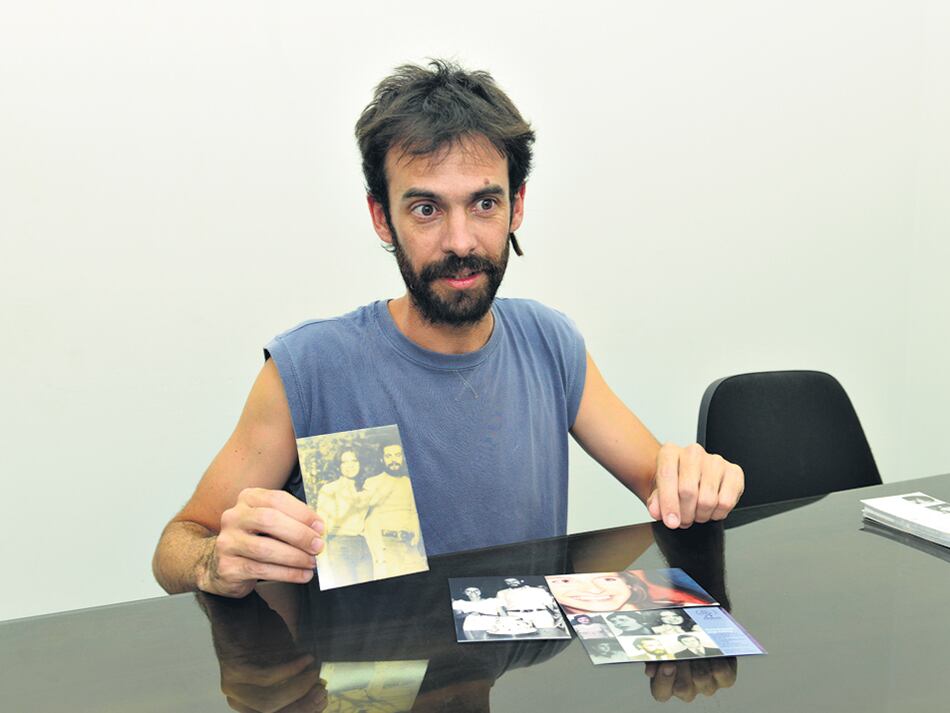 Matías Ayastuy, el nieto de Amelia Villamil, con las fotos de su padre, Jorge, y su madre, Marta.
