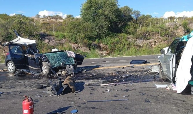 De acuerdo con medios locales, esta altura de la ruta E 34, con curvas y contracurvas, hay dos carriles de circulación por cada sentido
