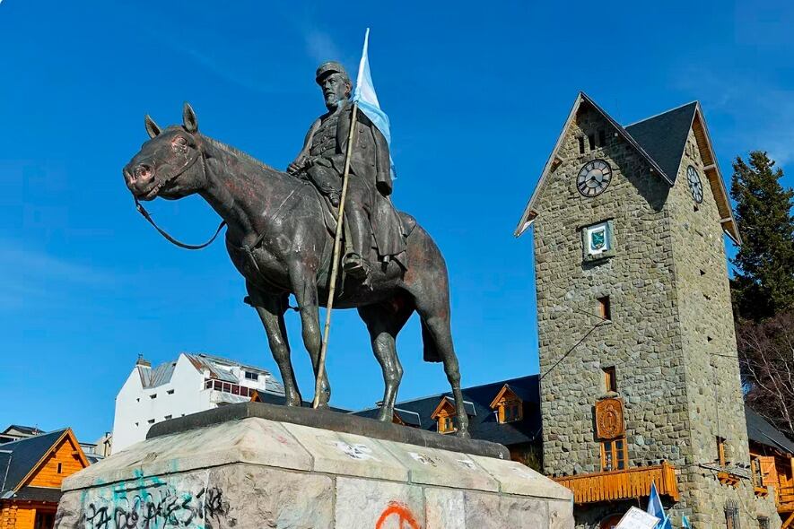 La estatua de Roca en Bariloche.