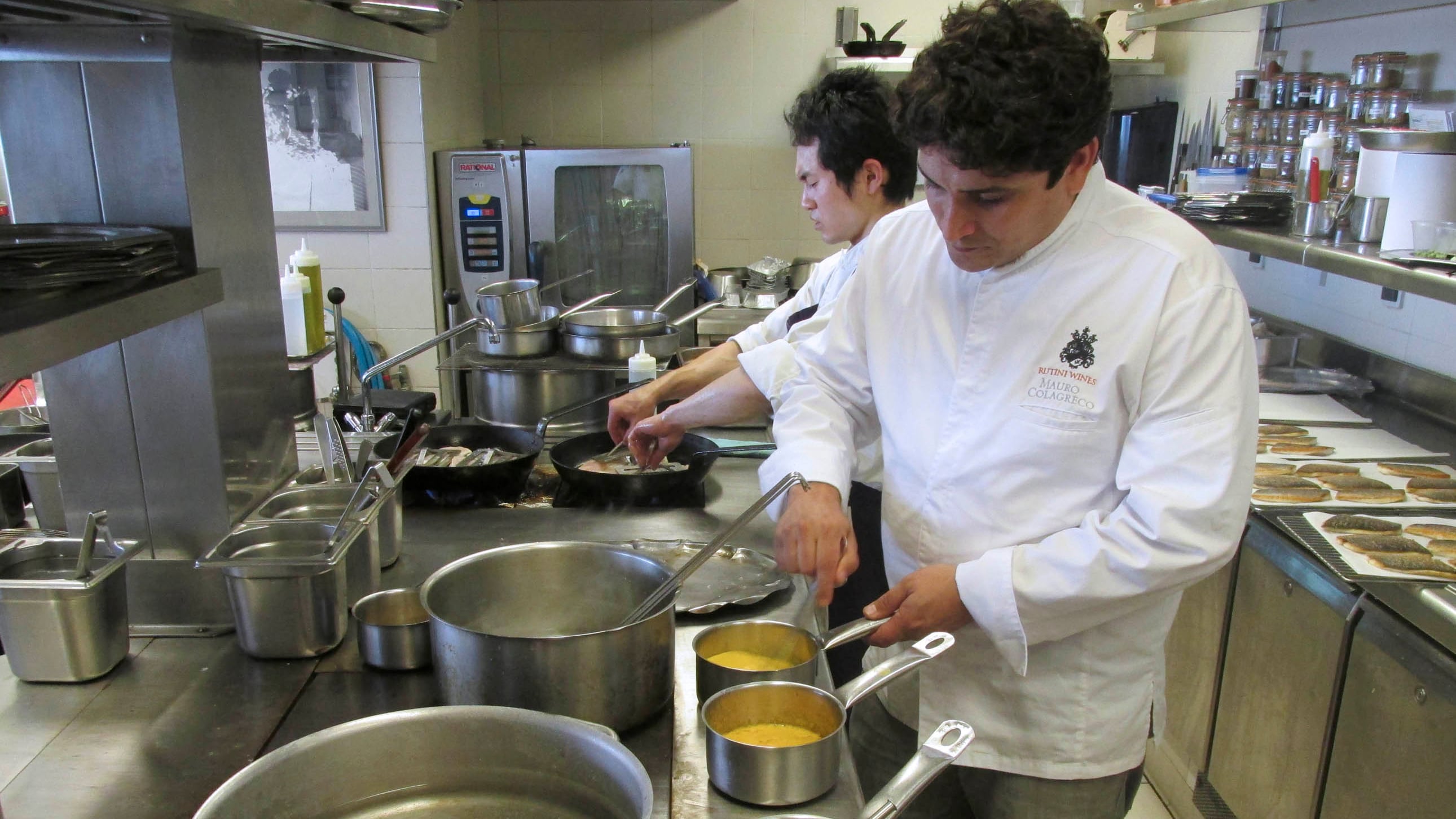 Mauro Colagreco en su cocina, la del mejor restaurante del mundo.