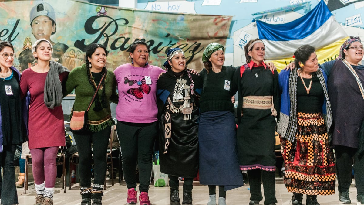 Moira Millán al centro, en una cadena de abrazos feminista, antirracista y plurinacional.