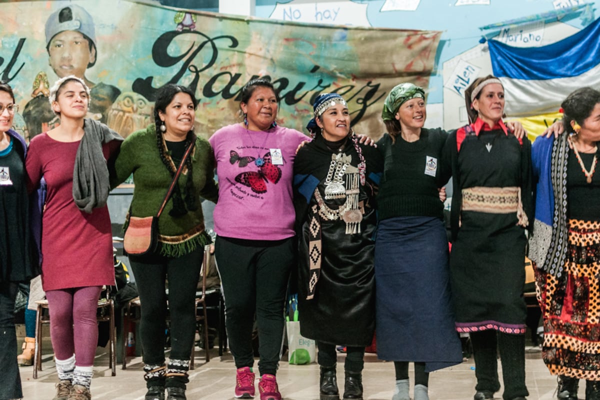 Moira Millán al centro, en una cadena de abrazos feminista, antirracista y plurinacional.