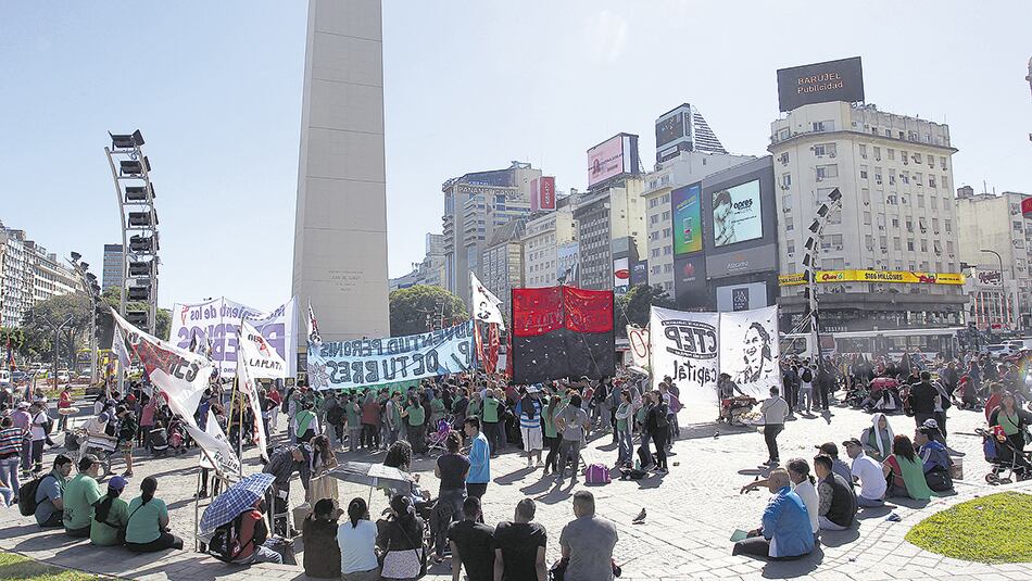 Los movimientos populares esperaban que el Gobierno atendiera sus pedidos de alimentos y planes.