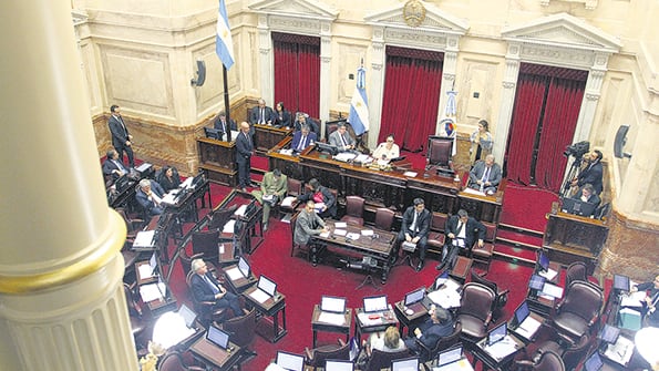 En localidades de menos de 100 mil habitantes las telefónicas podrán brindar TV satelital recién en 2022.