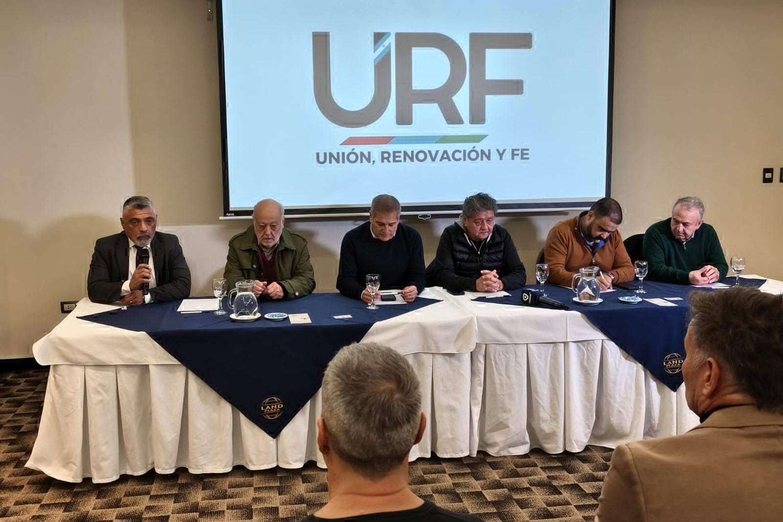 Carlos Alonso, Juan del Oso; Sergio Vargas, Carlos Kikuchi, Fabián Luayza y Gustavo Cuervo en Bahía Blanca. 