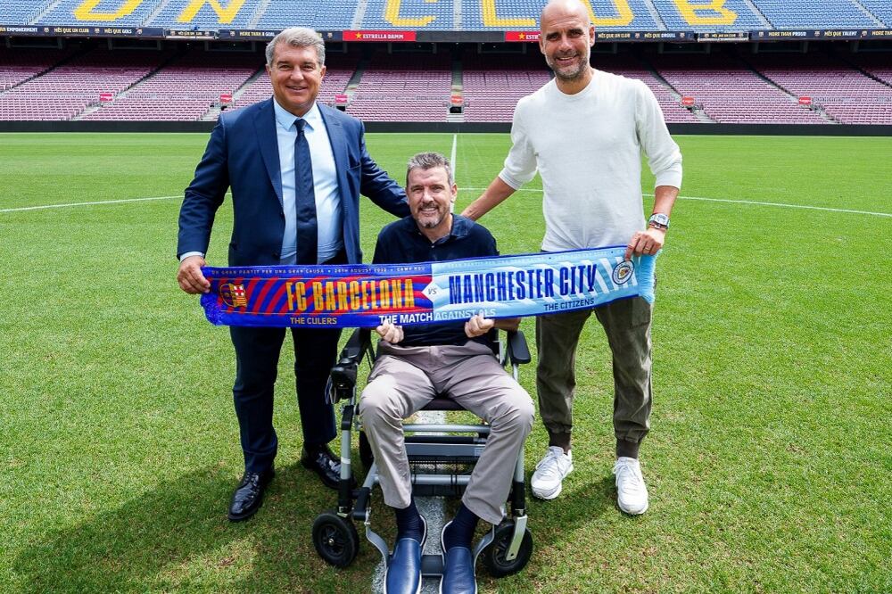 El presidente Laporta, Juan Carlos Unzué y Pep Guardiola en la presentación del partido