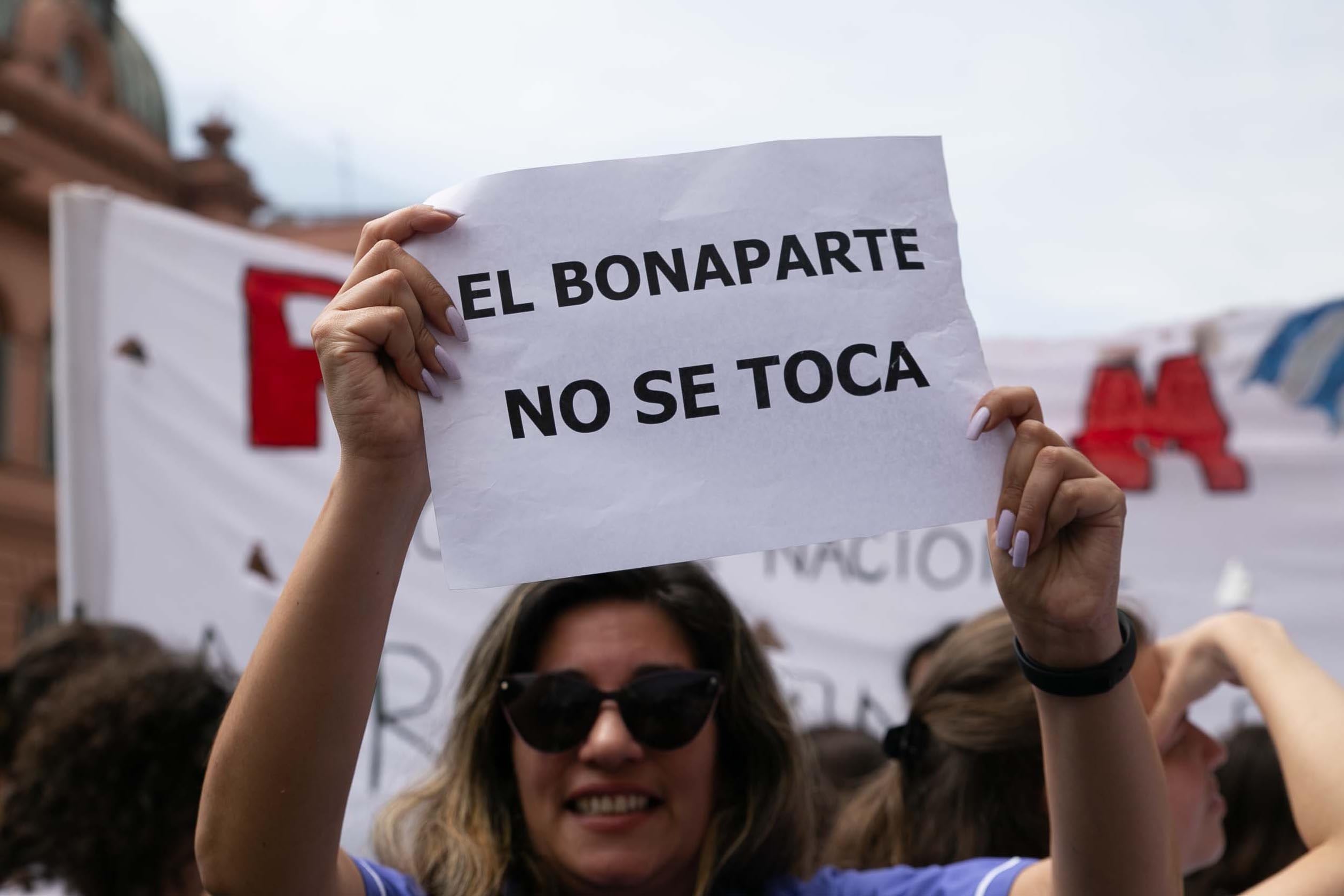 La motosierra de Milei llegó a las residencias en el Hospital Bonaparte