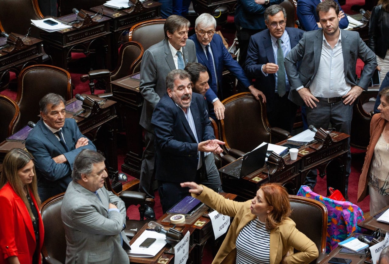 El bloque macrista, a los gritos.