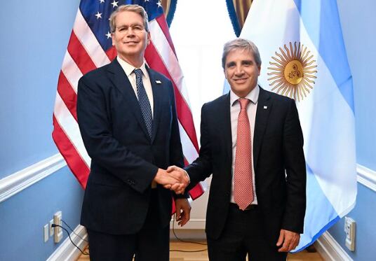 Luis Caputo y Scott Bessent durante la reunión en la sede del Departamento del Tesoro en Washington, donde avanzaron en las negociaciones del paquete de auxilio financiero