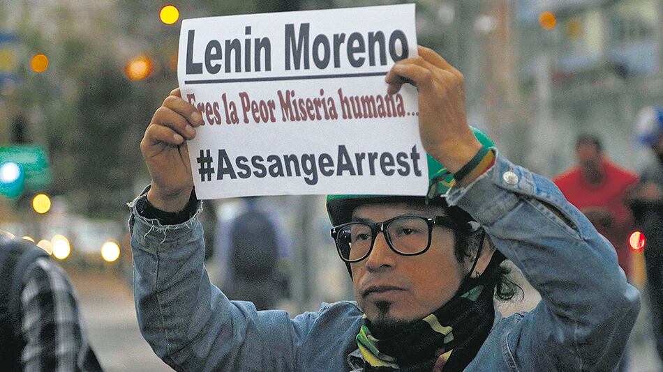 Un manifestante protesta contra la detención de Assange frente a la cancillería de Quito.