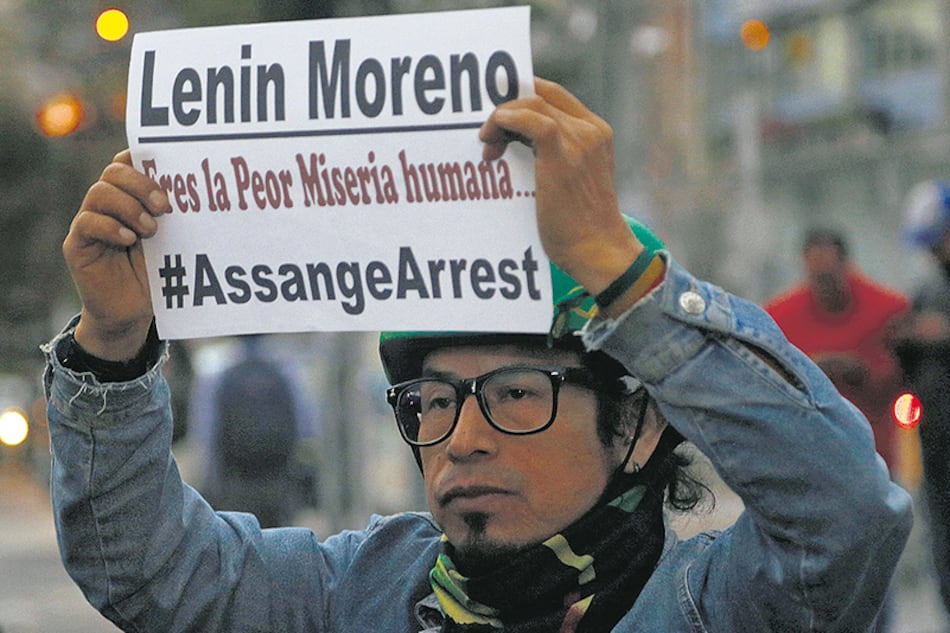 Un manifestante protesta contra la detención de Assange frente a la cancillería de Quito.