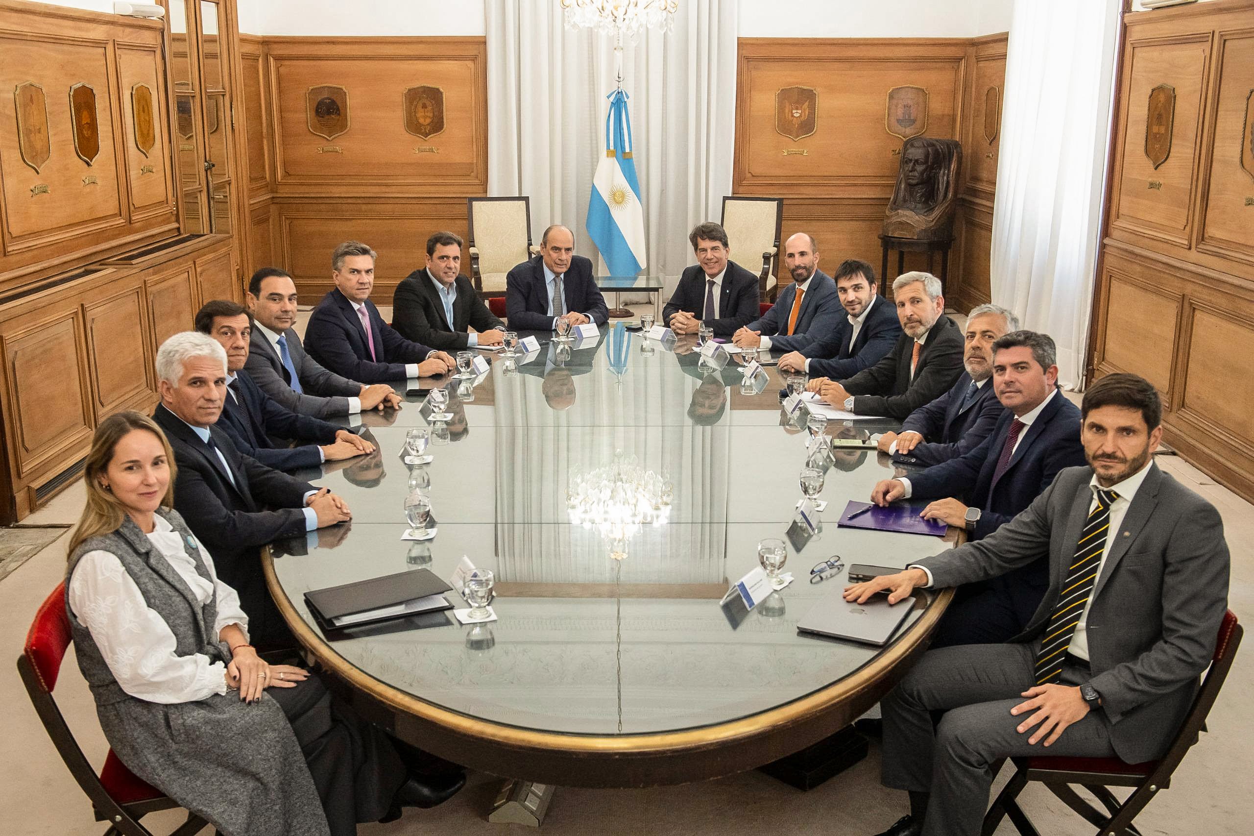 Nicolás Posse y Guillermo Francos encabezaron la reunión con los gobernadores de Juntos por el Cambio.