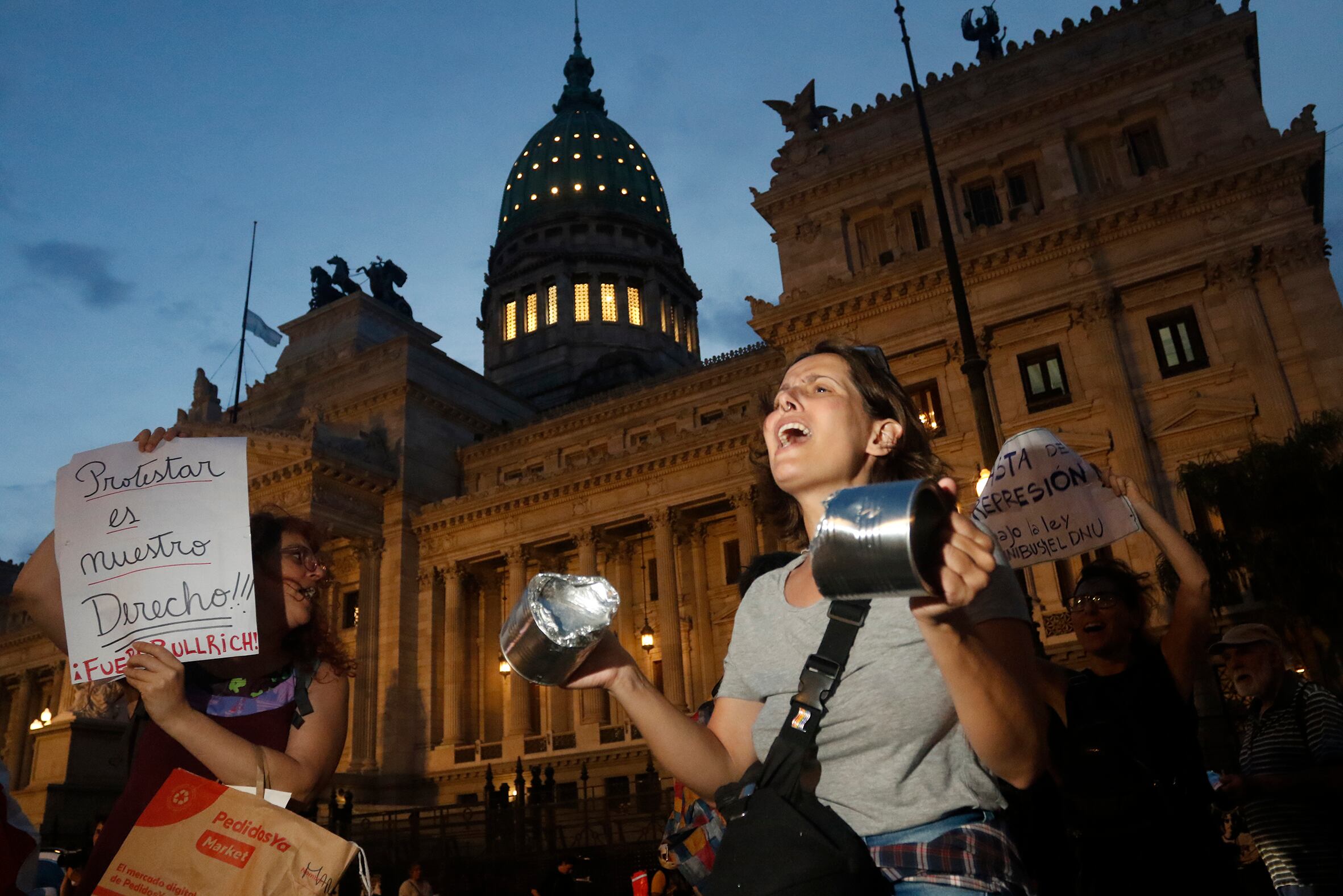 La manifestación en la Plaza del Congreso festejó la derrota del oficialismo en el recinto.