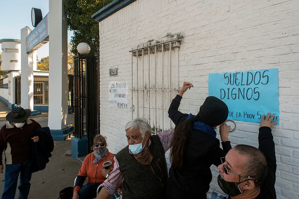 Protesta en las puertas de la Jefatura de Policía de Rosario.