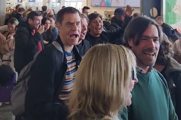 Bregman y Del Caño, más atrás Vilca, con sus cantos contra la extrema derecha.