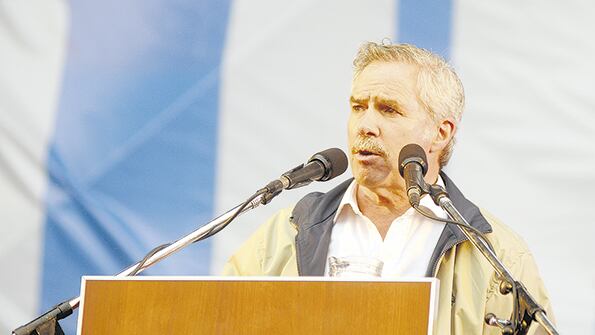 El diputado Felipe Solá dijo que “ninguna ley puede ser cambiada por un decreto”.