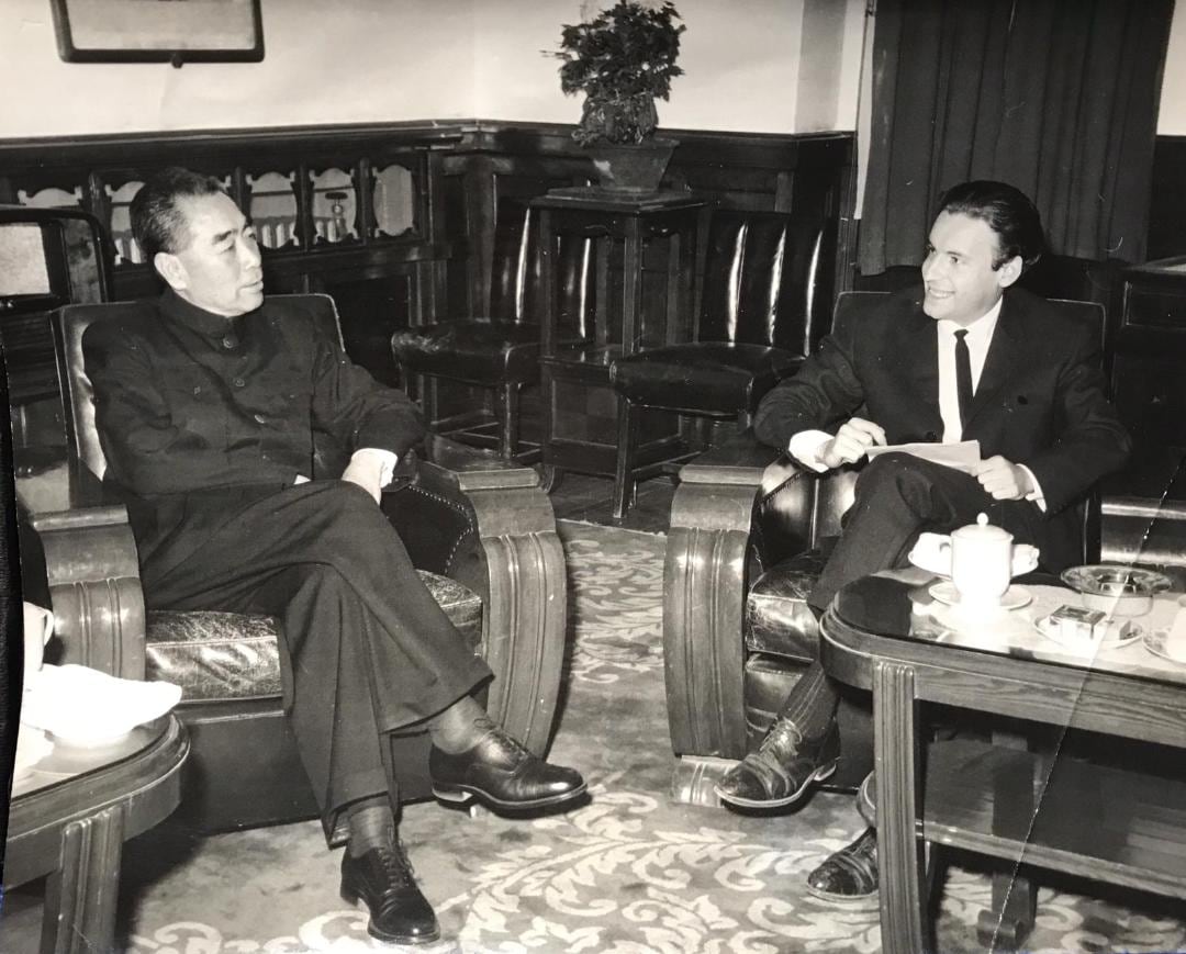 Galeano con el primer ministro chino Zhou Enlai. Foto publicada en “DangDai”, cedida por Helena Villagra.