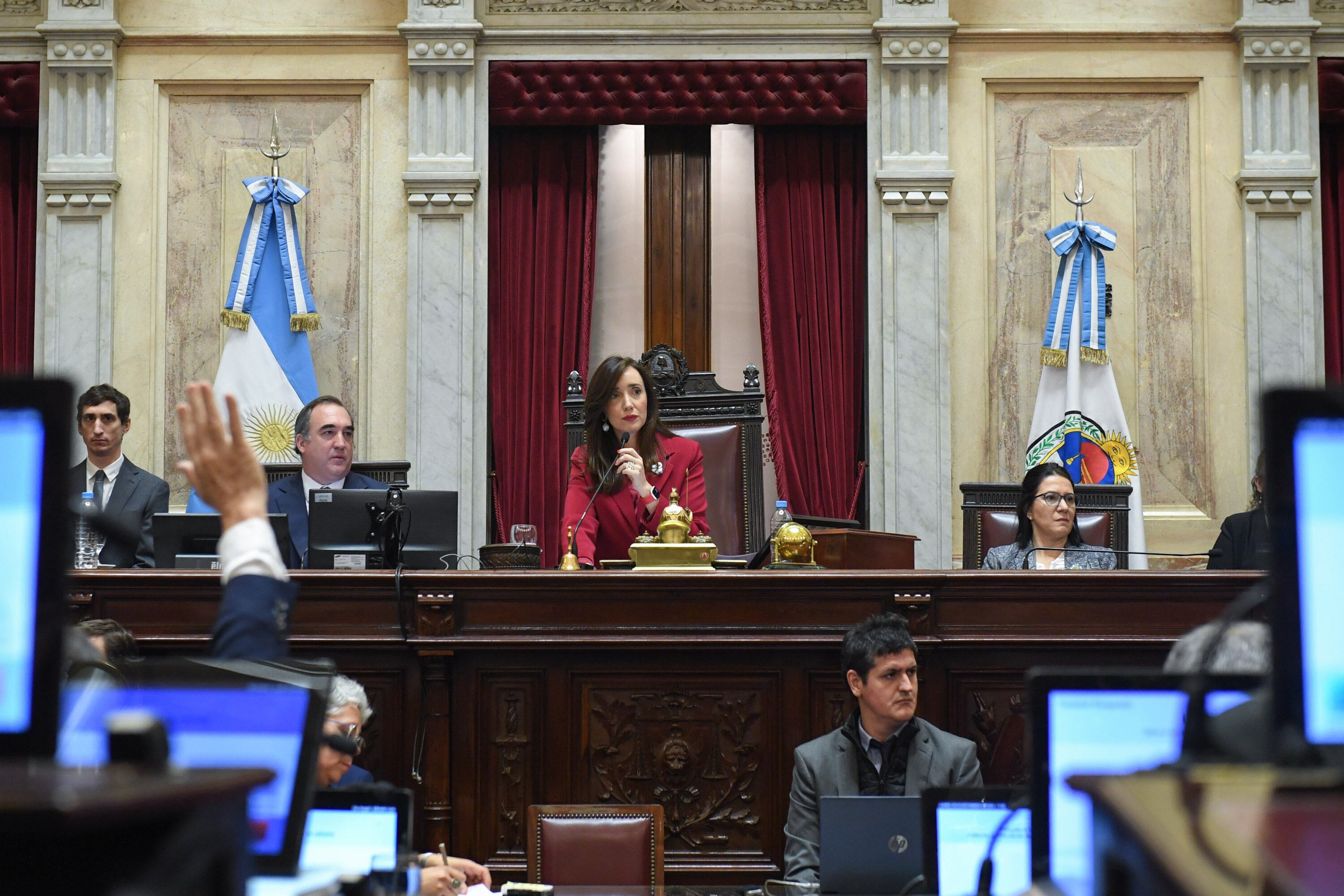 Dilatar o capitalizar la proscripción de CFK, la encrucijada de Milei.
