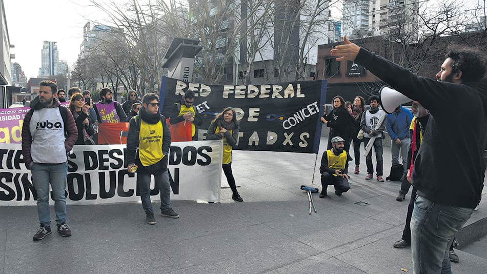 Los becarios e investigadores hicieron una performance frente al Polo Científico.