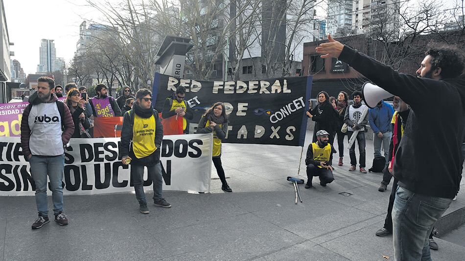 Los becarios e investigadores hicieron una performance frente al Polo Científico.
