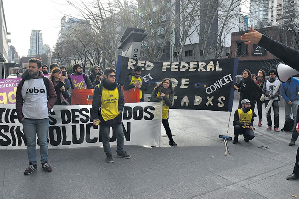 Los becarios e investigadores hicieron una performance frente al Polo Científico.