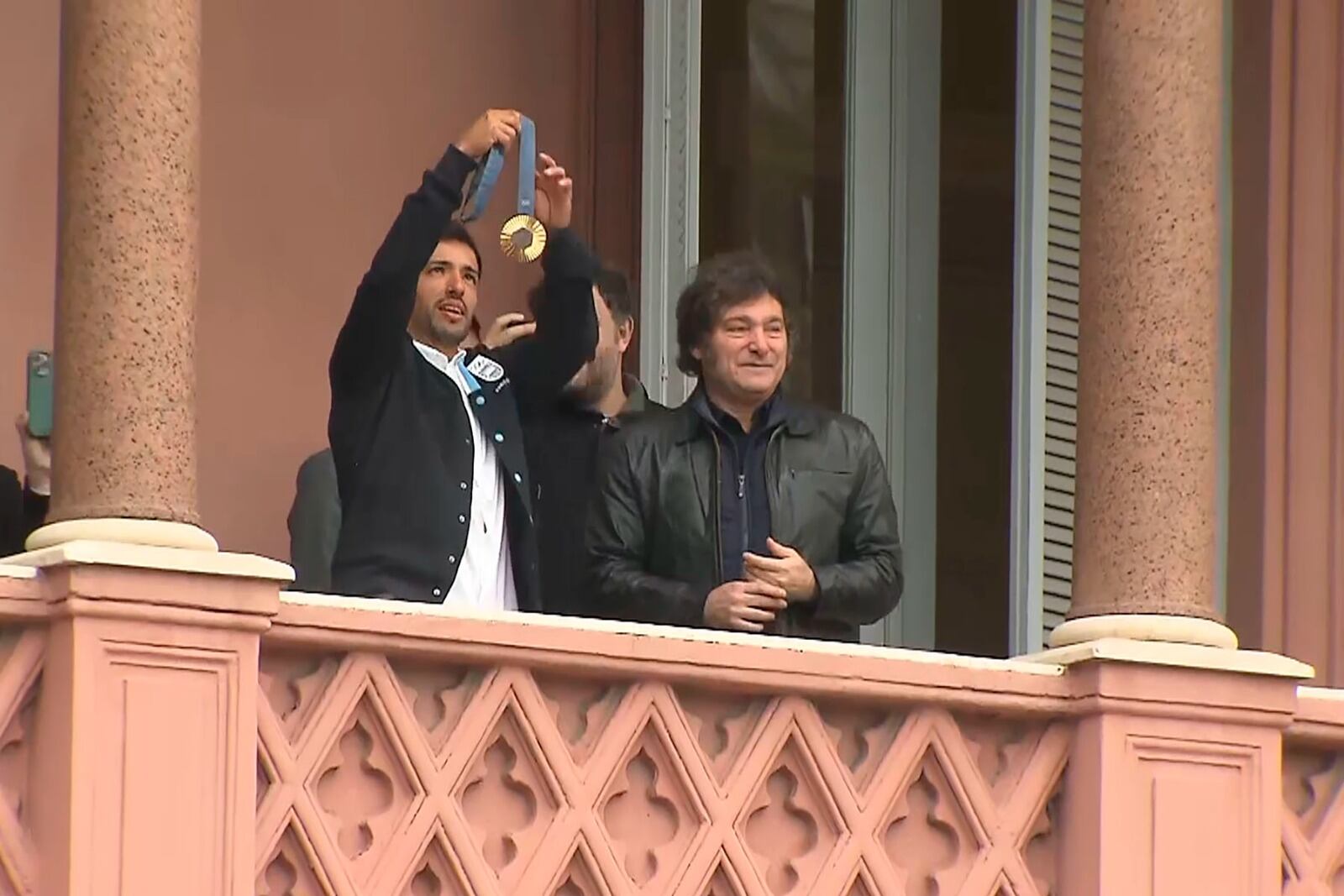 El "Maligno" Torres exhibe la dorada junto a Milei en el balcón de la Rosada