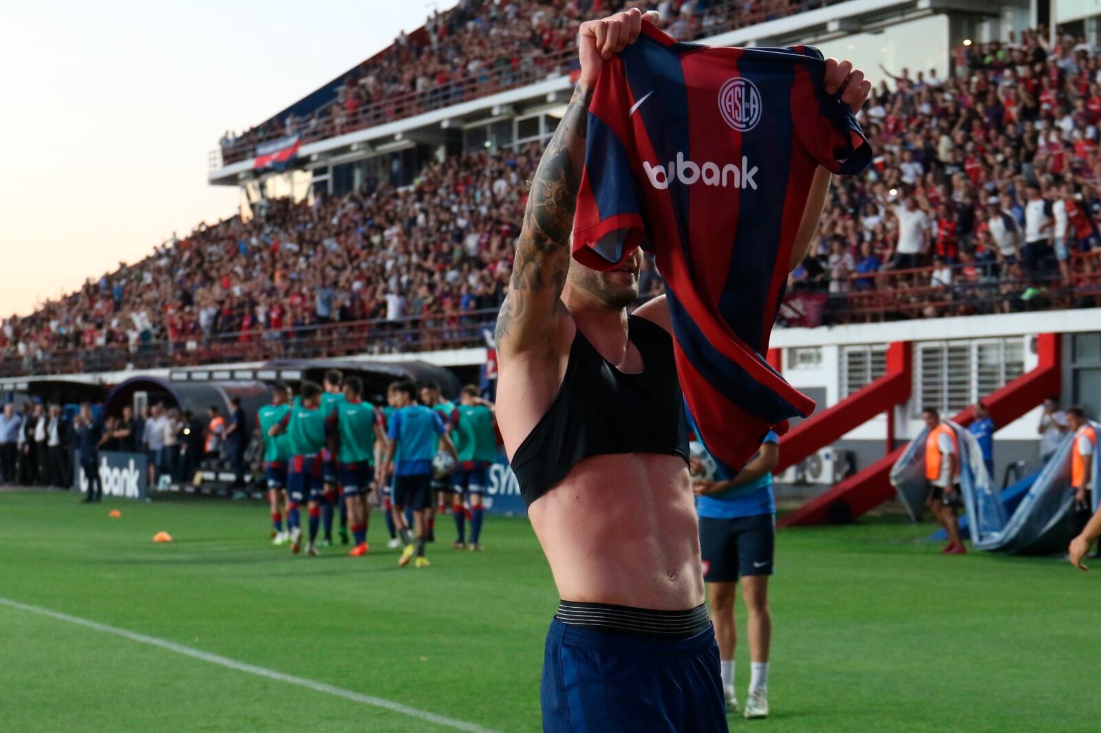 Jalil Elías festeja el tremendo golazo que metió