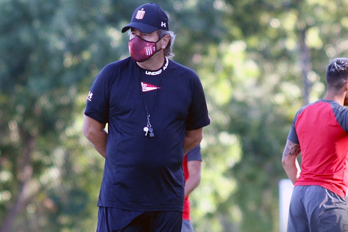 Estudiantes, de flaco promedio, trajo al sabio Ricardo Zielinski.