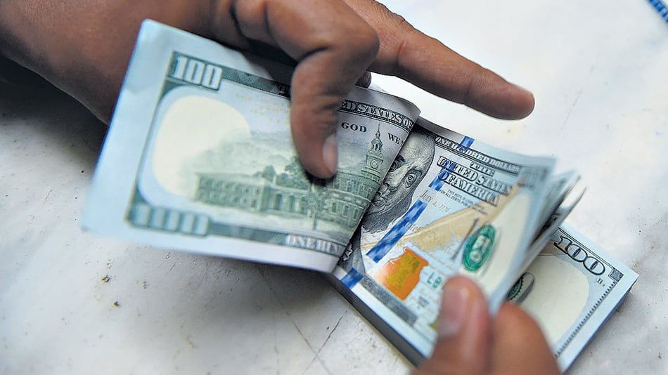 Consultores de la city han empezado a revisar al alza sus estimaciones del valor del dólar para fin de año.