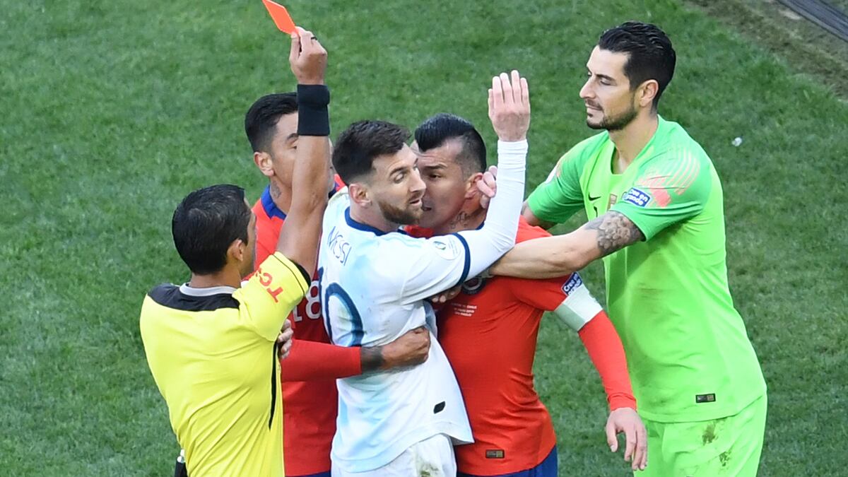 La expulsión de Messi ante Chile, en el partido por el tercer puesto de la Copa América.