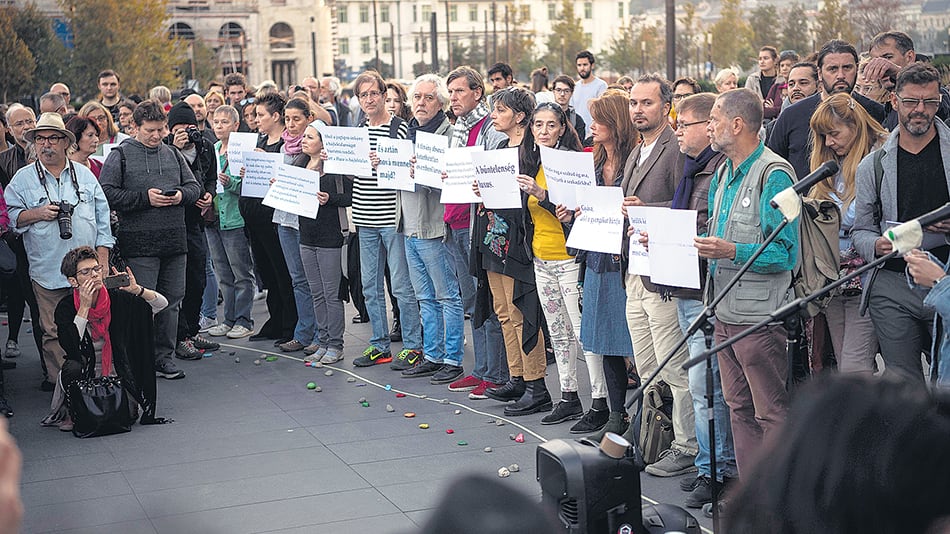 Manifestantes frente al Parlamento húngaro piden que se respete la dignidad de los sin techo.