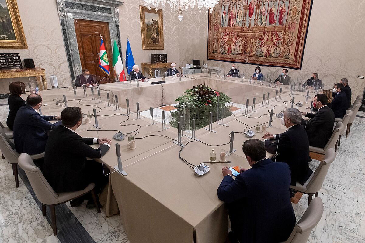 Mattarella, delante de las banderas, encabeza una reunión con los jefes de los partidos de derecha este viernes.