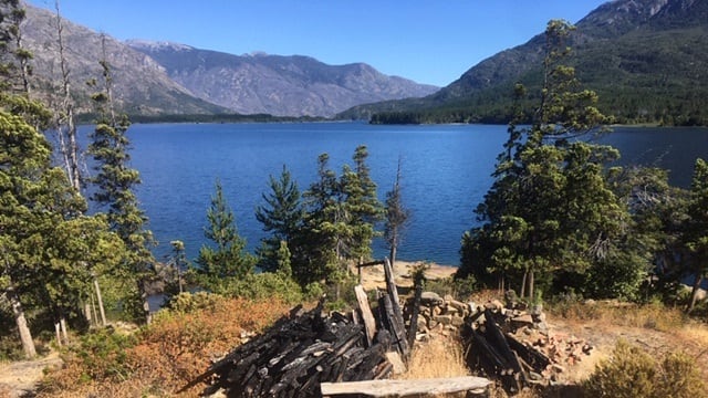 Pese al brote de hantavirus y los incendios forestales, Epuyén sigue amaneciendo estoica, impactante y eterna.