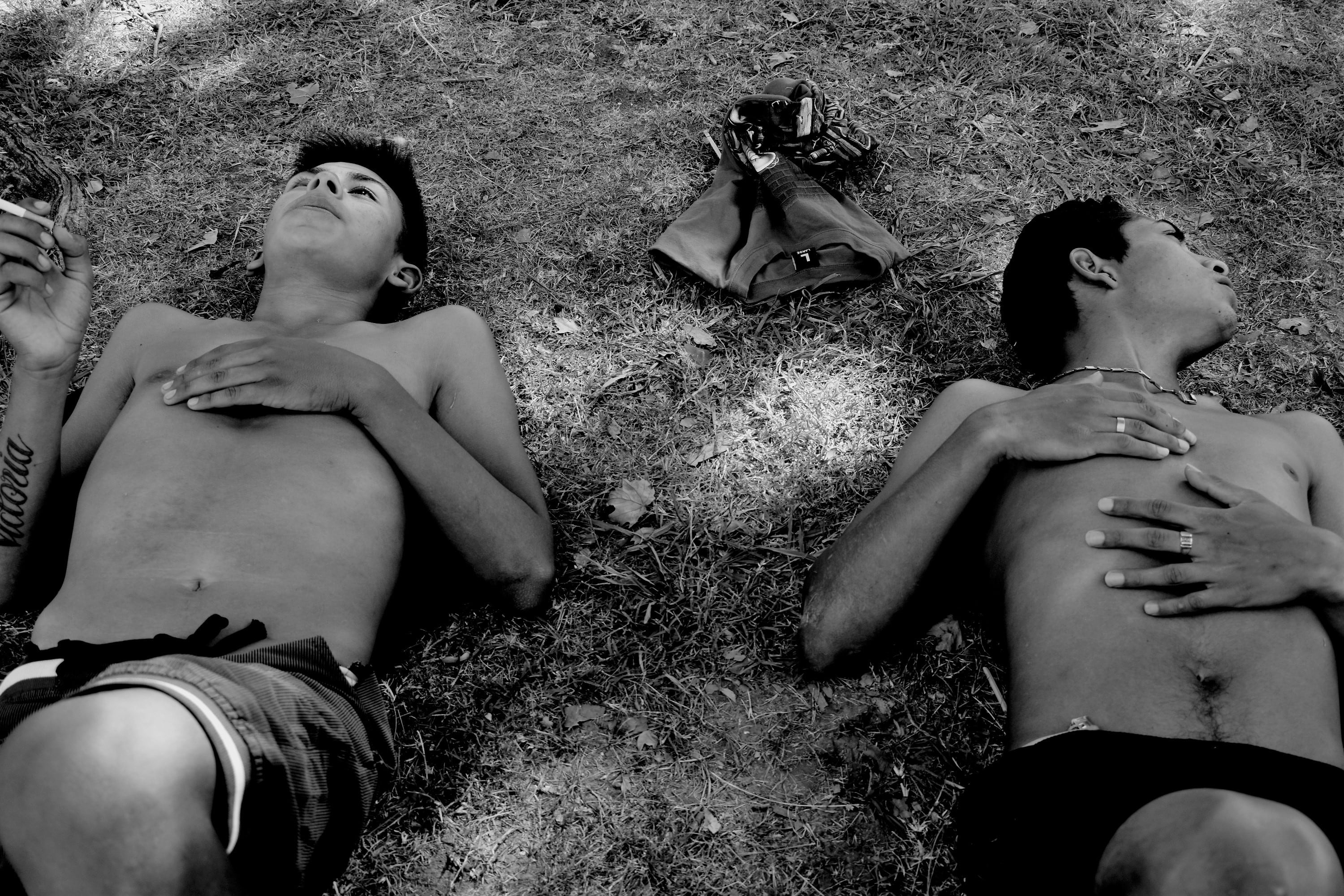 En "Sean eternxs" Perrone vuelve a filmar en blanco y negro y sus protagonistas son jóvenes de su natal Ituzaingó.