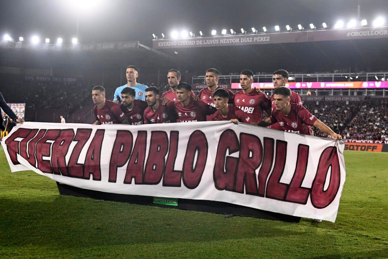 Lanús salió con una bandera por Pablo Grillo a su partido del domingo. Notable.