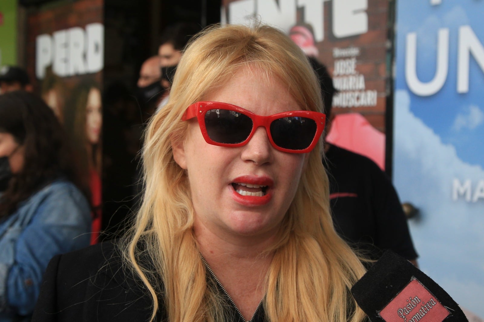 “Es insólito que un medio que dice estar a favor de la libertad de expresión pretenda hacerme callar", dice Esmeralda Mitre.