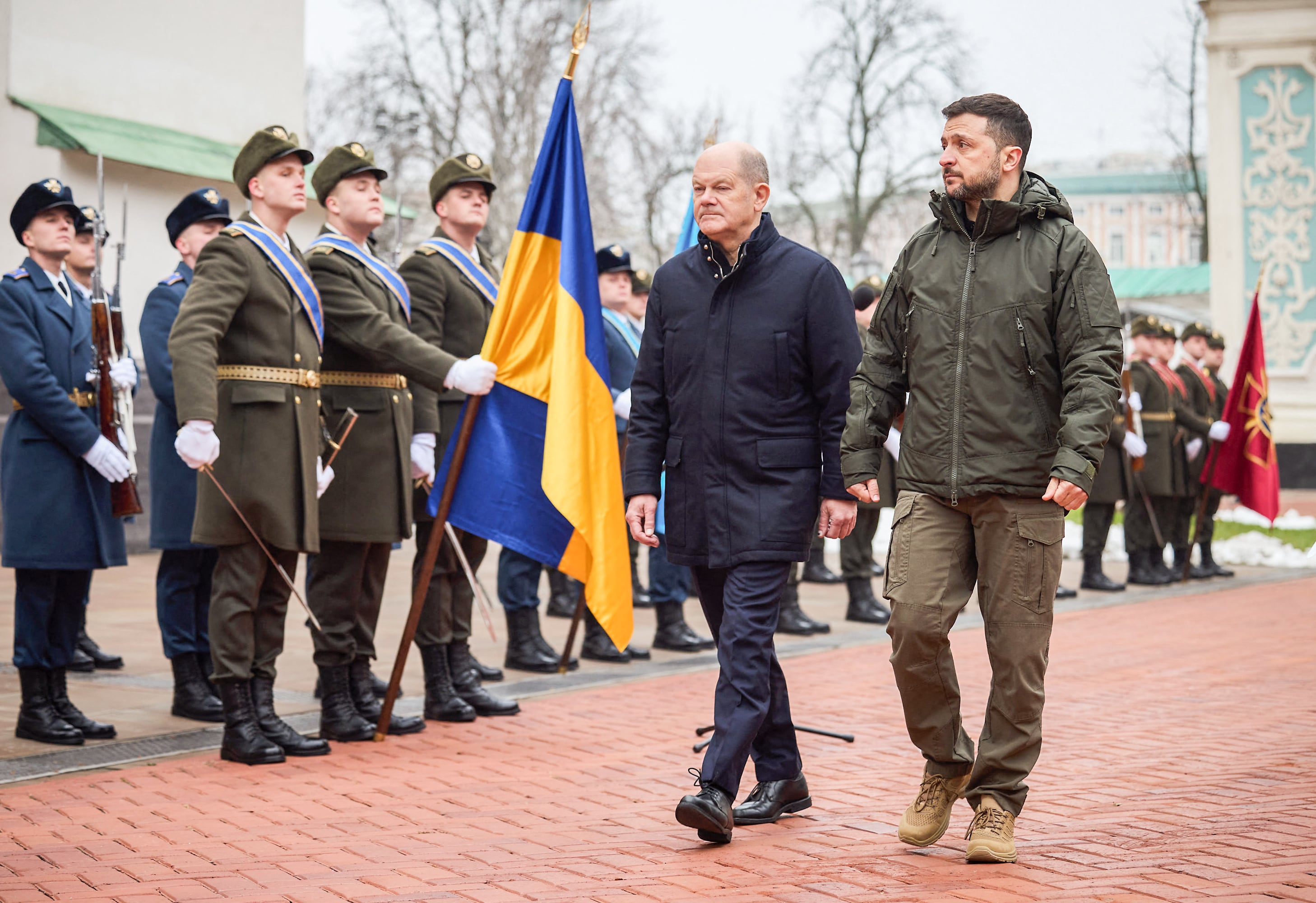 Zelenski y Scholz rindieron homenaje a los soldados ucranianos caídos