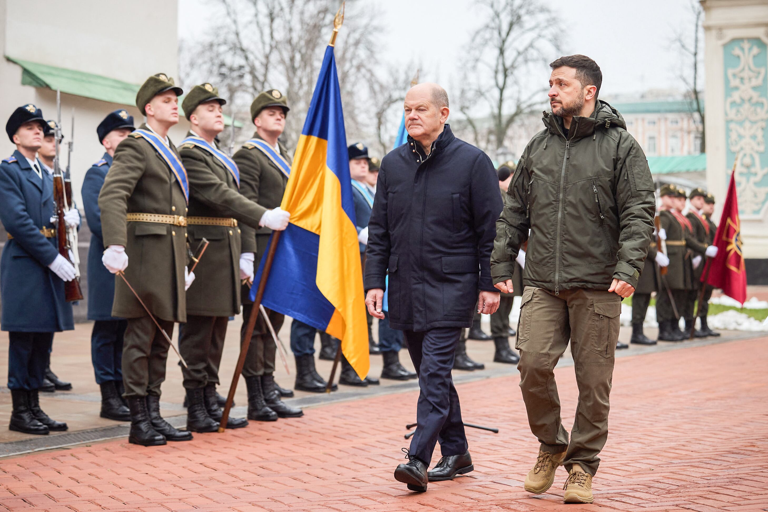 Zelenski y Scholz rindieron homenaje a los soldados ucranianos caídos