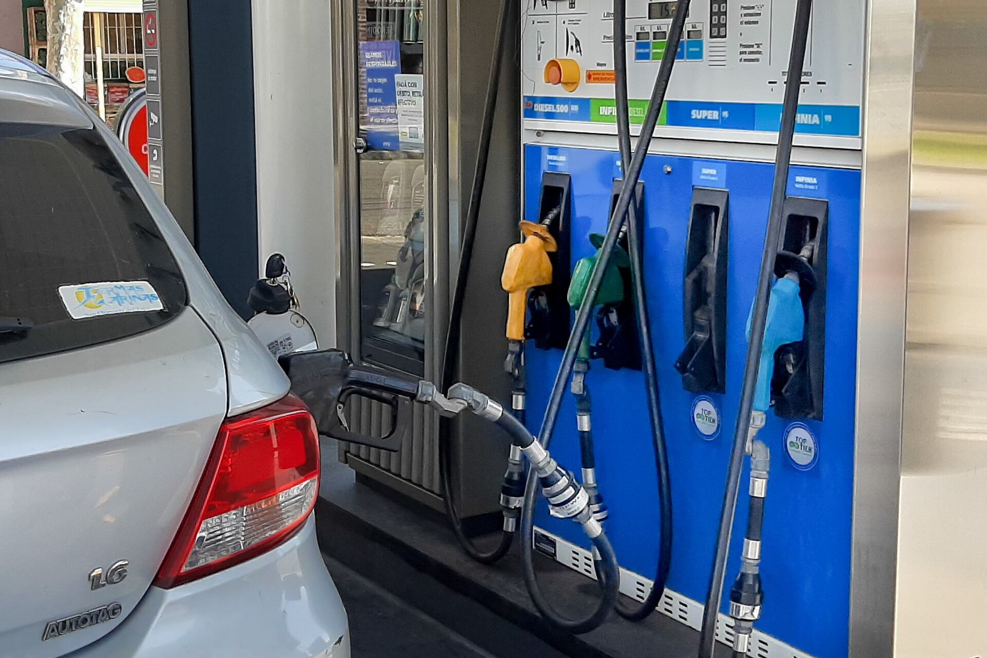 La nafta, un bien de lujo: cuánto hace falta para llenar el tanque ...