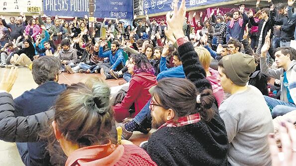 Estudiantes y docentes de Ciencias Exactas decidieron ocupar la facultad para marchar hoy.