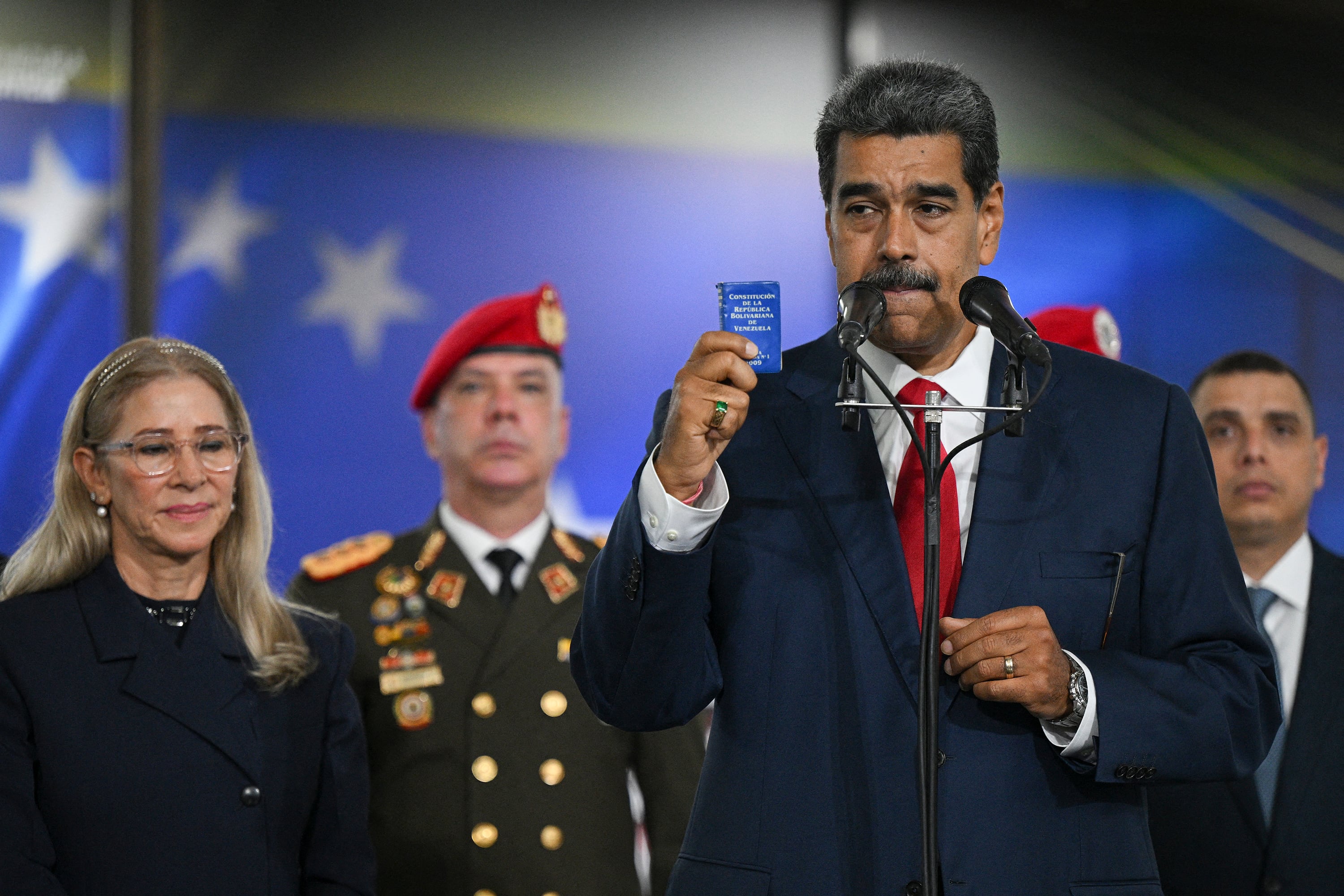 Nicolás Maduro sostiene una copia de la Constitución venezolana