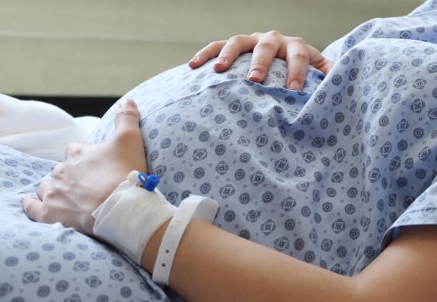 Una de las denunciantes contó a un medio local que mientras tenía a su hijo en brazos debió firmar un papel, y aseguró no recordar el contenido.(Foto: Istock)