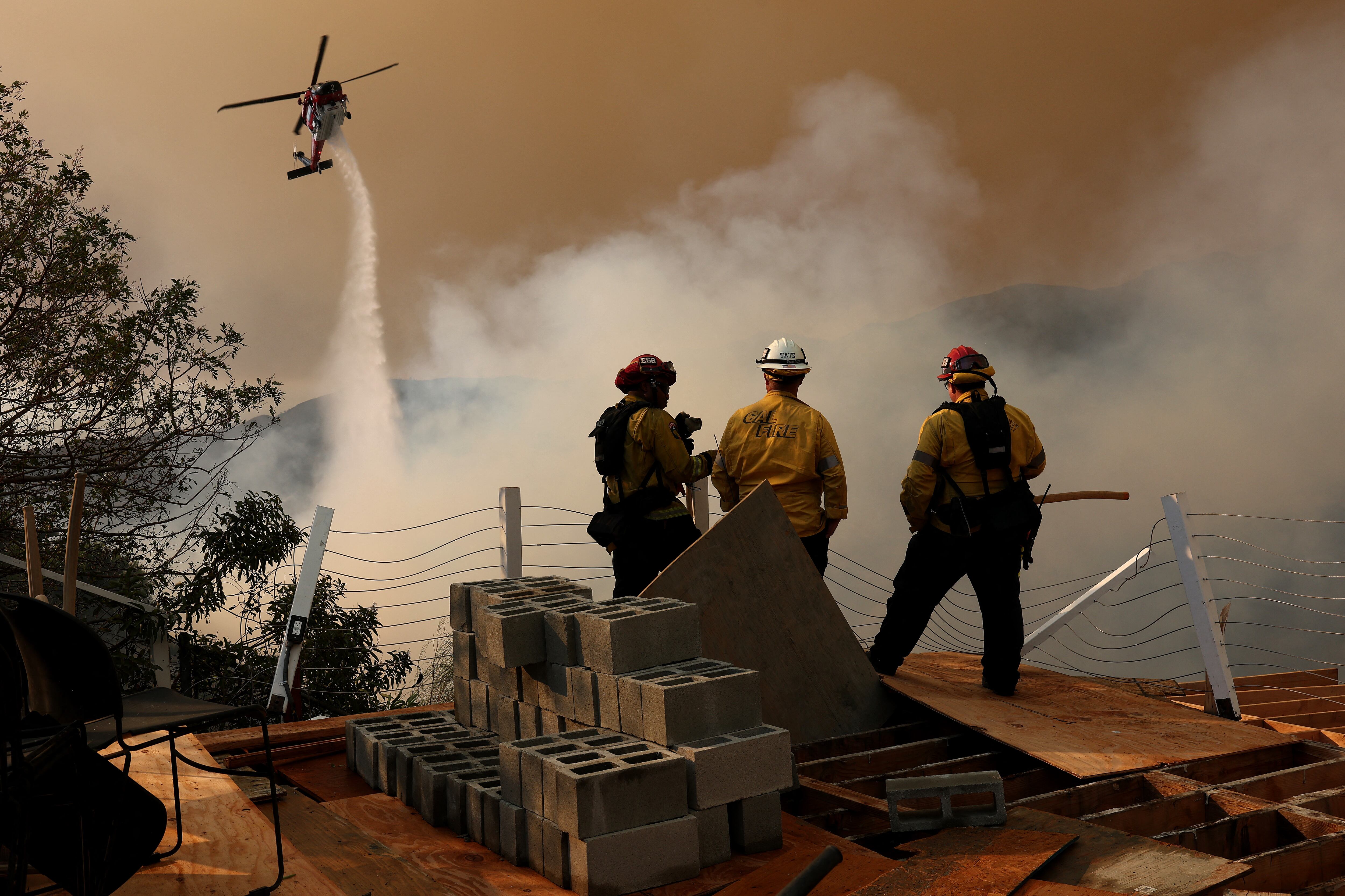 Bomberos y rescatistas trabajando intensamente en las zonas afectadas