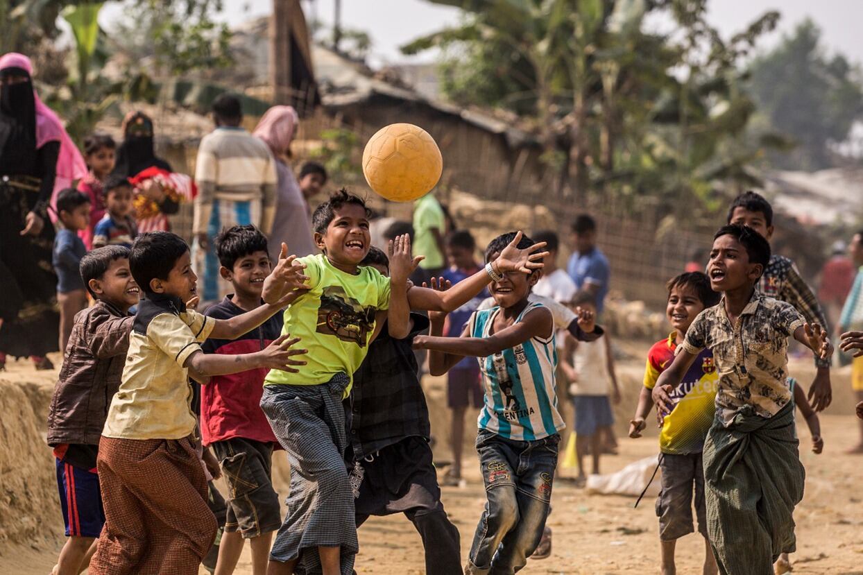 Niños rohinya juegan al fútbol en Bangladesh