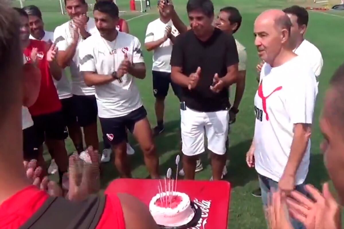 Torta, velitas, aplausos y cantito para el Bocha en Villa Domínico